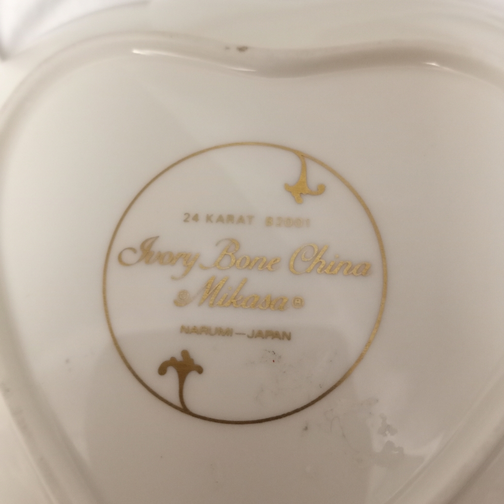 Vintage Mikasa Ivory Bone China Heart Shaped Dish - 24K Gold, Lattice Pa… - Picture 2 of 3